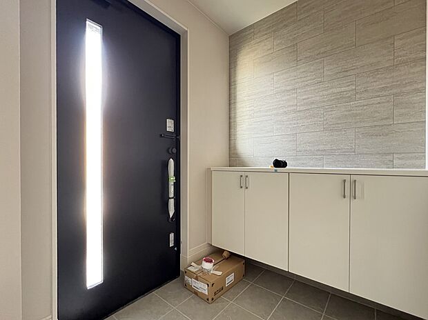 【同仕様写真(その他内観)】シューズボックス付きの玄関(同仕様)