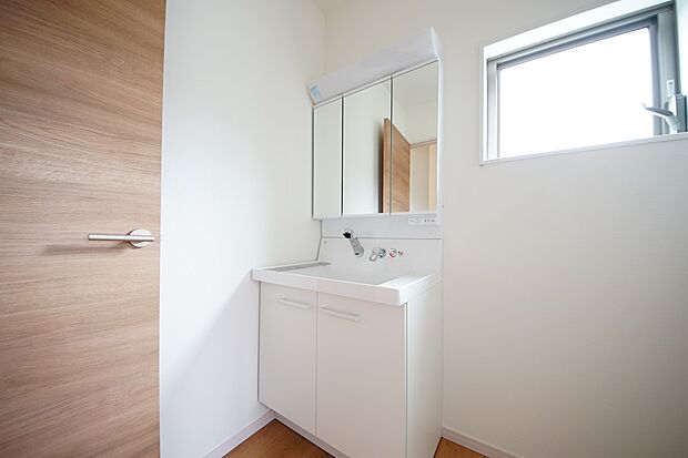 【同仕様写真(その他内観)】三面鏡仕様の洗面化粧台(同仕様)