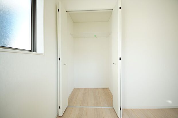 【同仕様写真(その他内観)】クローゼット収納（3号棟同仕様)