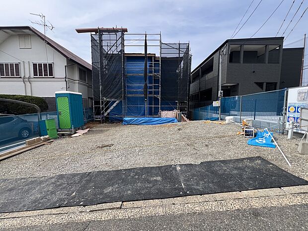 【駐車場】お車は3台並列で駐車可能です