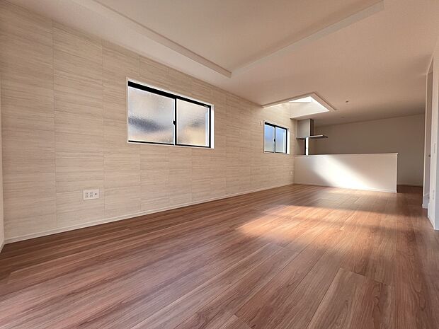 【リビング】家族団らんにピッタリの明るいリビング　是非現地でご体感ください(3号棟)