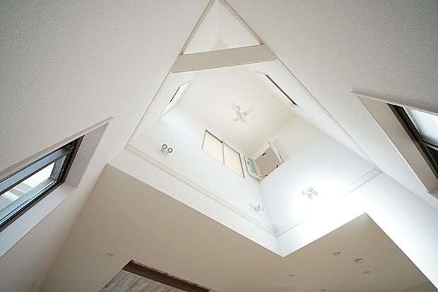 【同仕様写真(その他内観)】リビング上部は吹抜仕様になっております(1号棟同仕様)