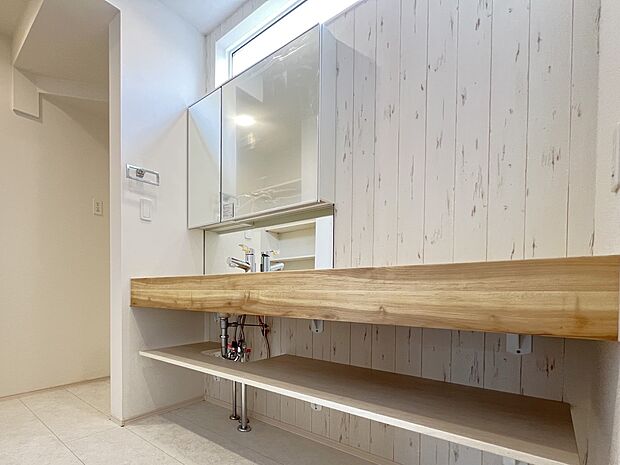 【同仕様写真(その他内観)】お洒落な洗面化粧台(2号棟同仕様)