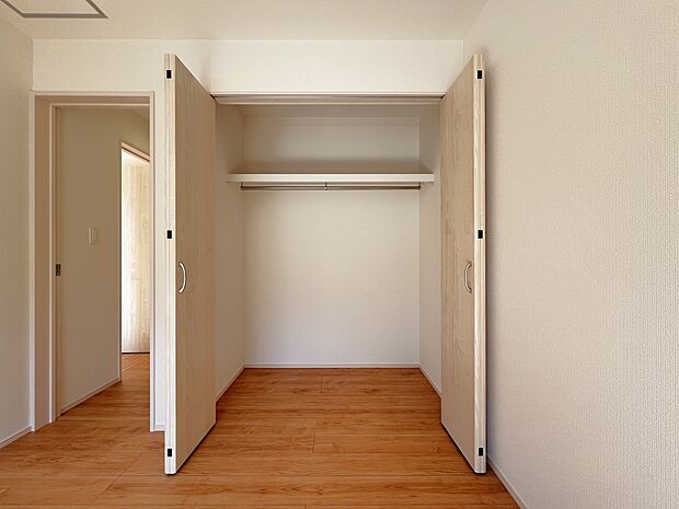 【同仕様写真(その他内観)】クローゼット収納(2号棟同仕様)