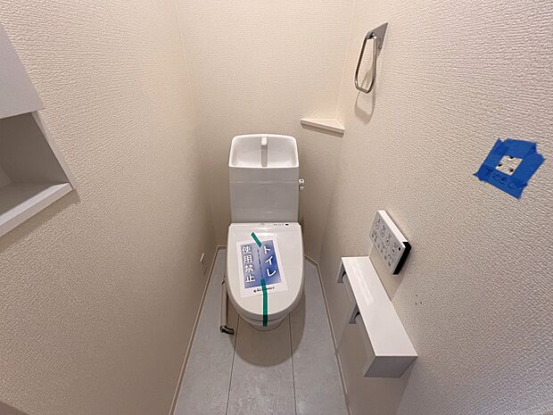 【同仕様写真(その他内観)】トイレは各階にご用意。ウォシュレット機能付き(1号棟同仕様)