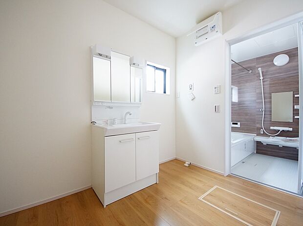 【同仕様写真(その他内観)】三面鏡仕様の洗面化粧台(1号棟同仕様)