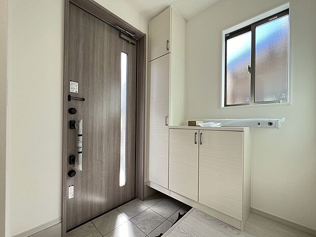 【同仕様写真(その他内観)】シューズボックス付きの玄関(2号棟同仕様）