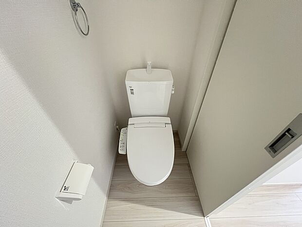 【同仕様写真(その他内観)】トイレは1、2階にご用意　ウォシュレット機能付き(1号棟同仕様)