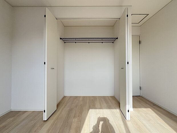 【同仕様写真(その他内観)】クローゼット収納(同仕様)