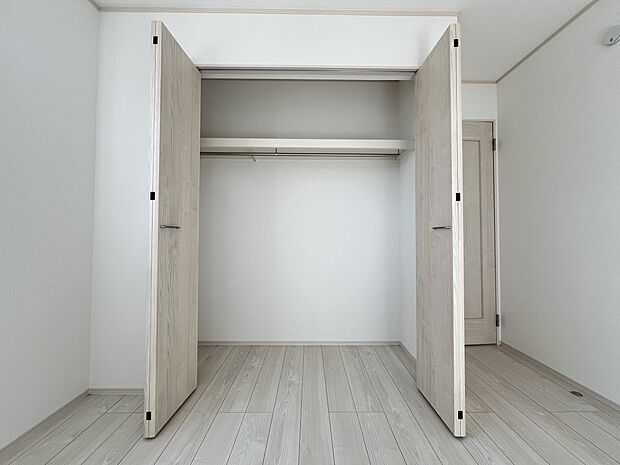 【同仕様写真(その他内観)】クローゼット収納(A号棟同仕様)