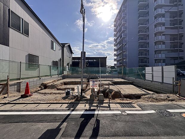 【現地外観写真】全2棟現地  左：2号棟　右：1号棟