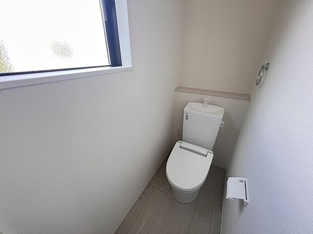 【同仕様写真(その他内観)】トイレは各階にご用意。ウォシュレット機能付き(同仕様)