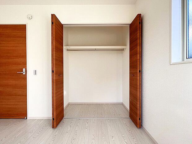 【同仕様写真(その他内観)】クローゼット収納(1号棟同仕様)