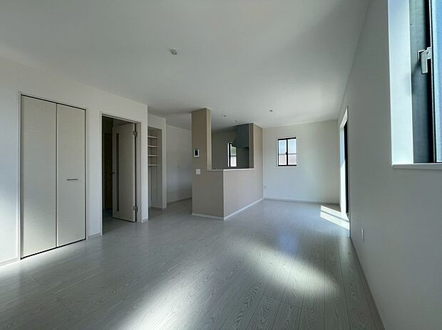 【リビング】家族団らんにピッタリの明るいリビング　是非現地でご体感ください