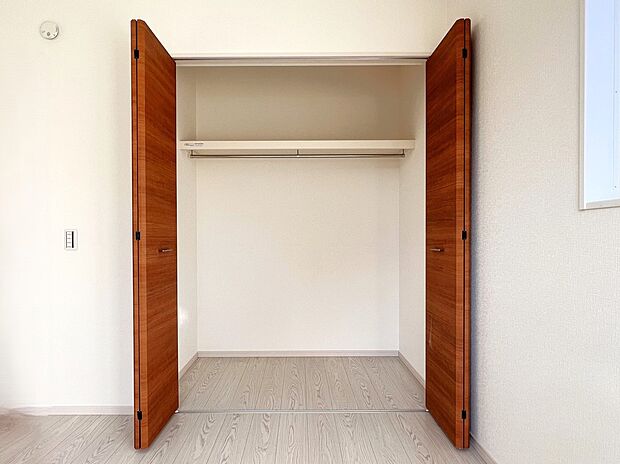 【同仕様写真(その他内観)】クローゼット収納(同仕様)