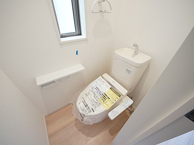 【その他内観】トイレは各階にご用意。ウォシュレット機能付き（1号棟同仕様）