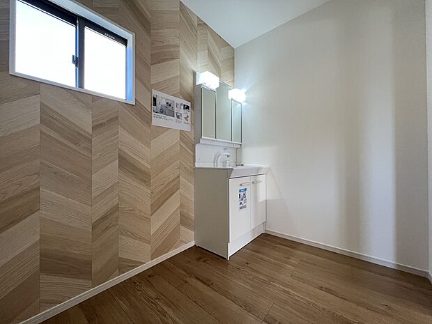 【洗面台・洗面所】ヘリンボーン調のアクセントクロスがお洒落な空間を演出した洗面スペース（1号棟）