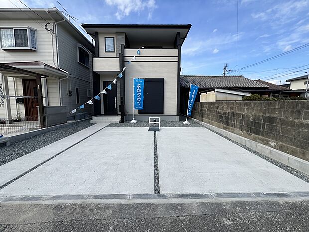 【駐車場】お車は3台並列で駐車可能です