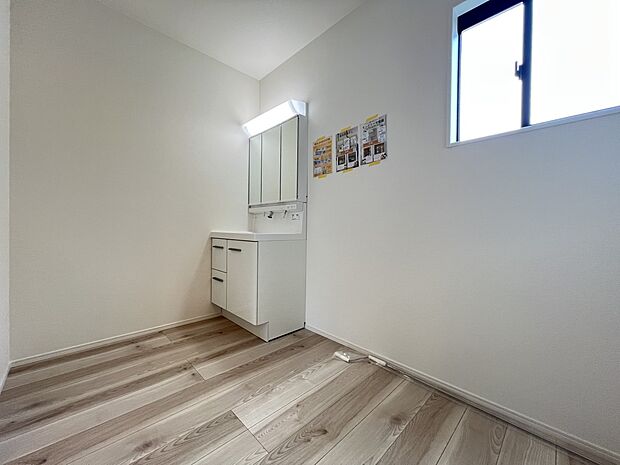 【洗面台・洗面所】広めの設計の洗面脱衣室　三面鏡仕様の洗面化粧台を設置しました