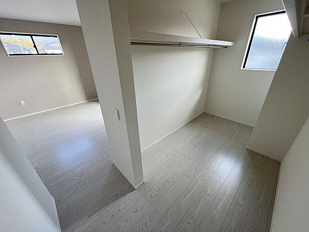 【ウォークインクローゼット】換気にも役立つ小窓付きのウォークインクローゼット