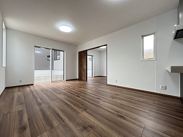 【リビング】LDK16.3帖　三面採光の明るい空間に仕上がりました！(1号地)