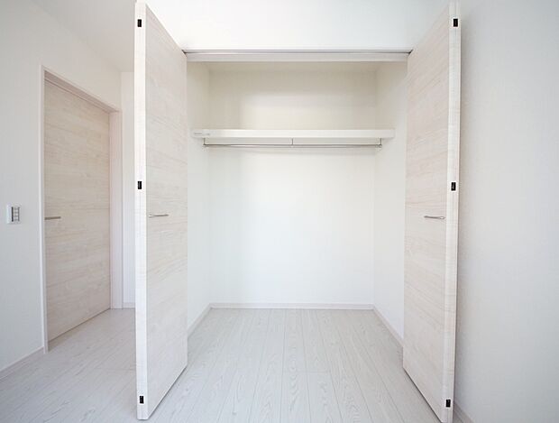 【同仕様写真(その他内観)】クローゼット収納（1号棟同仕様）