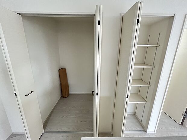 【収納】キッチン横には大容量の収納スペースをご用意(1号棟)