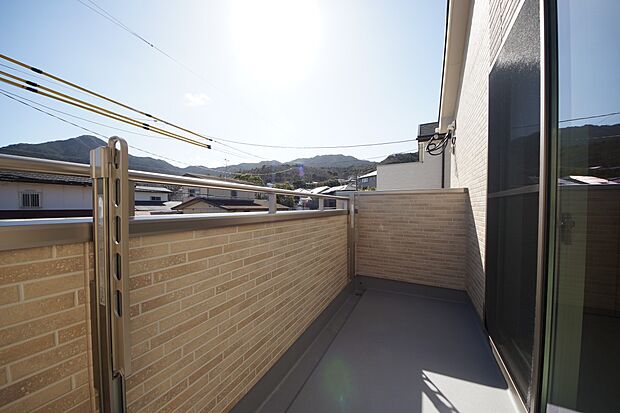 【同仕様写真(その他内観)】南向きのバルコニーは陽当たり良好です(4号棟同仕様)