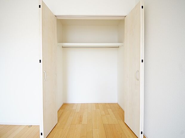 【同仕様写真(その他内観)】クローゼット収納(7号棟同仕様)