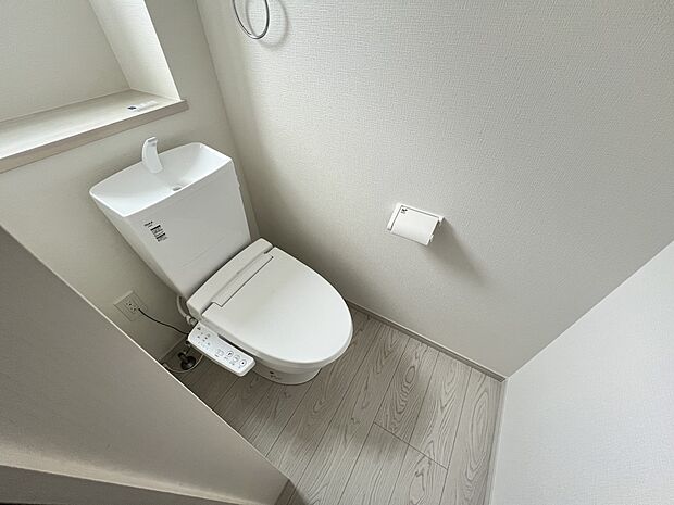 【トイレ】トイレは各階にご用意。ウォシュレット機能付き(1号棟)