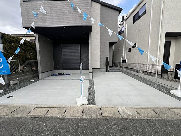 【駐車場】お車は2台並列で駐車可能です