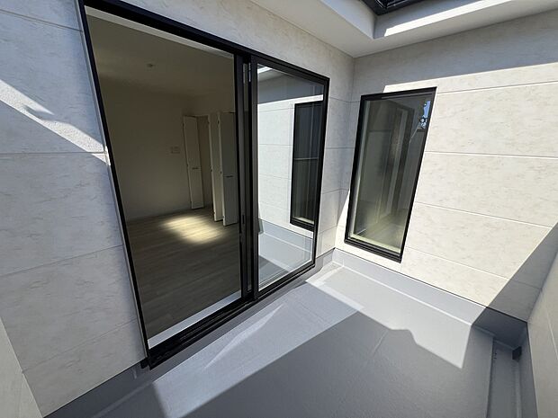 【バルコニー】6.5帖の洋室から出入り可能なバルコニー(1号棟)