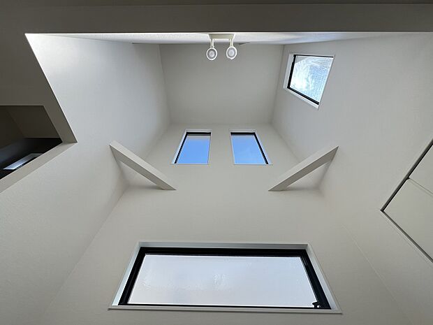 【リビング】リビングは一部吹抜仕様　開放感を演出します(1号棟)