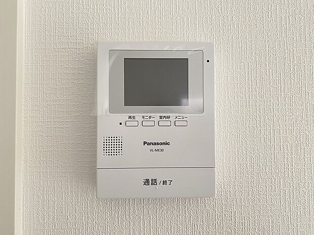 【防犯設備】TVモニター付きインターホン　手放し通話ができ、  送話表示灯で送話・受話状態が確認できます（同仕様）