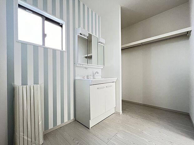 【同仕様写真(その他内観)】三面鏡仕様の洗面化粧台　脱衣所は広めの設計です(1号棟同仕様)