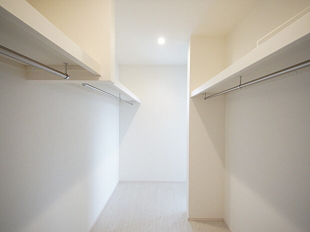 【同仕様写真(その他内観)】ハンガーパイプ付きのウォークインクローゼット(同仕様)