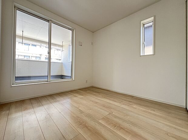 【同仕様写真(その他内観)】洋室8帖　ストレージスペース付きの広々としたお部屋です(同仕様)