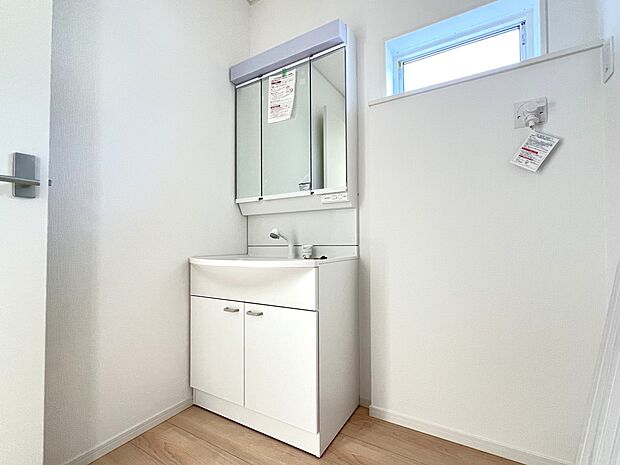 【同仕様写真(その他内観)】三面鏡仕様の洗面化粧台(同仕様)