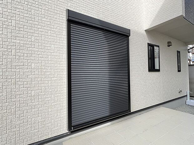 【防犯設備】外観を損なわないシンプルなデザインのシャッター。防犯や台風対策に効果的です(同仕様)