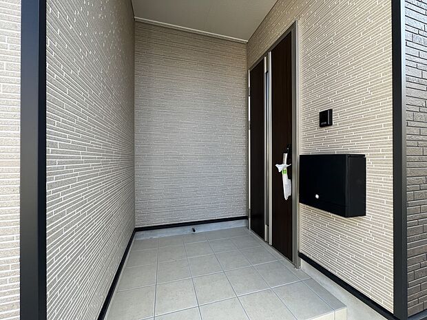 【現地外観写真】玄関アプローチ(3号棟)