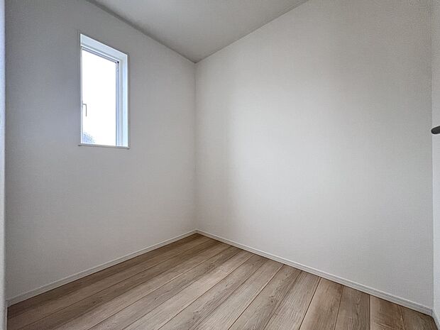 【同仕様写真(その他内観)】2帖のテレワークスペース(1号棟同仕様)