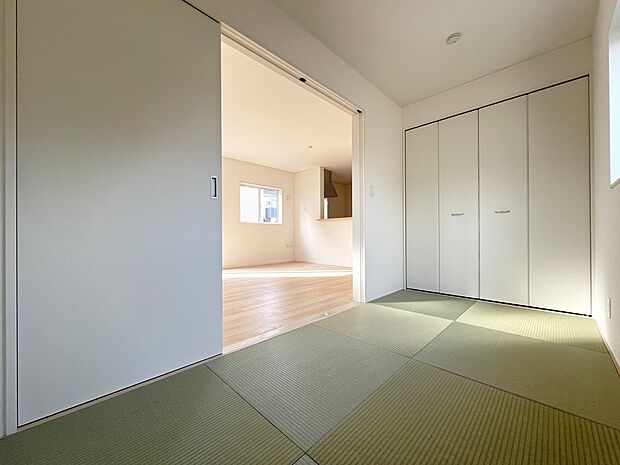 【同仕様写真(その他内観)】リビング続き間の和室3.5帖 収納スペース付き(1号棟同仕様)