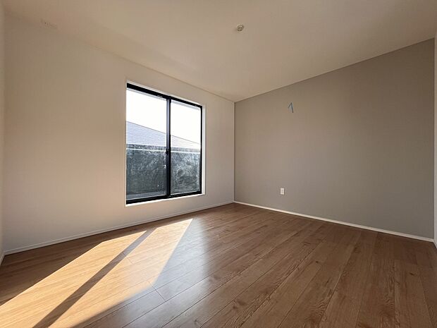 【同仕様写真(その他内観)】洋室4.5帖 お子さまの居室にちょうど良い広さです(2号棟同仕様)