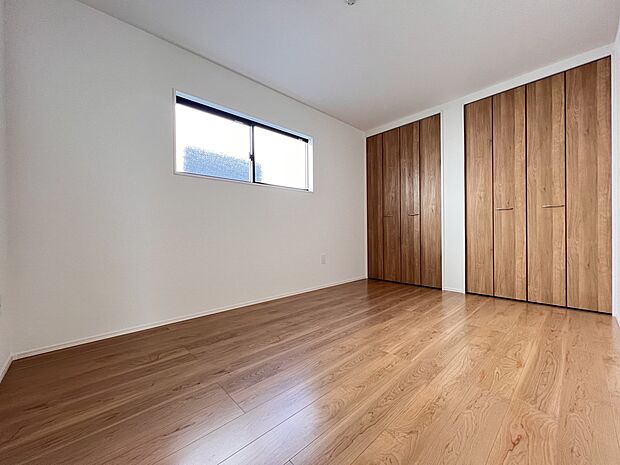 【同仕様写真(その他内観)】洋室5.6帖 クローゼット収納付きの居室(2号棟同仕様)