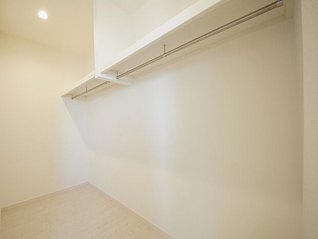 【同仕様写真(その他内観)】広々ウォークインクローゼット(同仕様)