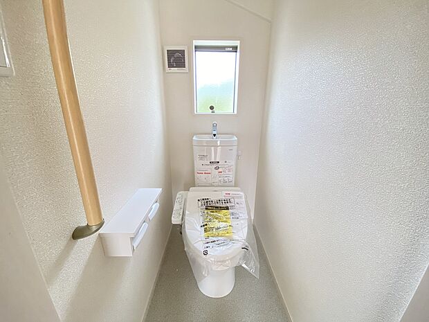 【同仕様写真(その他内観)】トイレは各階にご用意。ウォシュレット機能付き(A号棟同仕様)