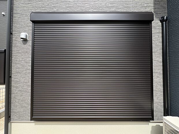 【防犯設備】外観を損なわないシンプルなデザインのシャッター。防犯や台風対策に効果的です（同仕様）