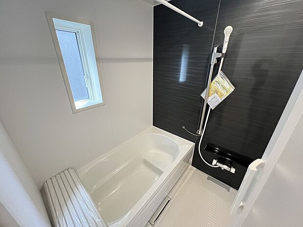 【浴室】1坪タイプのバスルーム！浴室暖房乾燥機付きで、いつでも快適にお過ごしいただけます(1号棟)