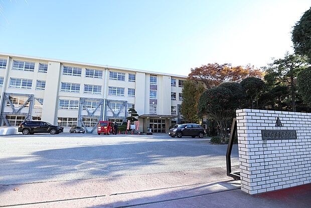 福岡市立長丘中学校（約1,400m・徒歩18分）