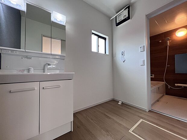 【同仕様写真(その他内観)】三面鏡仕様の洗面化粧台(同仕様)